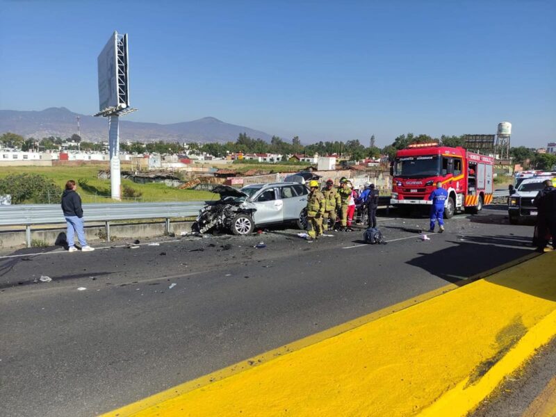 Carambola en Morelia deja a tres personas lesionadas y los vehículos destrozados