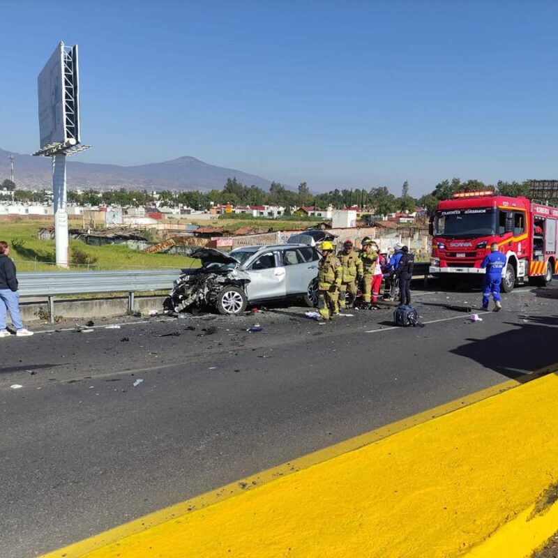 Carambola en Morelia deja a tres personas lesionadas y los vehículos destrozados