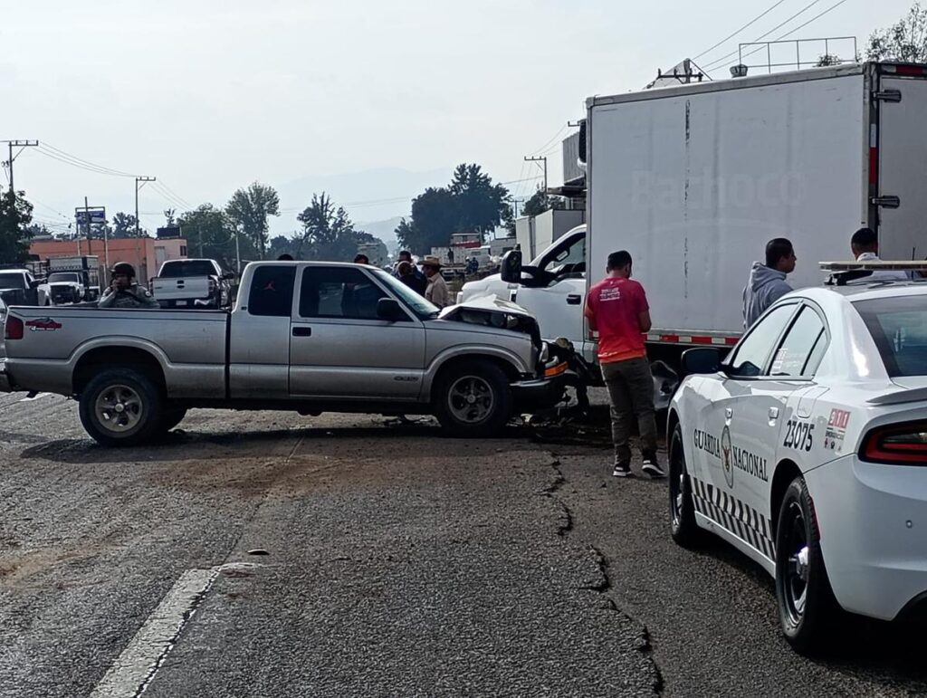 Choque entre camionetas en la Morelia - Tarímbaro deja a dos personas lesionadas y provoca caos vial-1