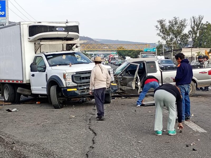 Choque entre camionetas en la Morelia - Tarímbaro deja a dos personas lesionadas y provoca caos vial