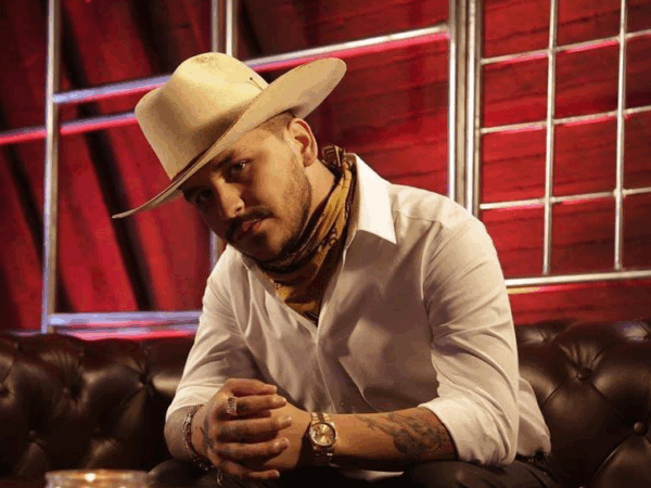 VIDEO: Christian Nodal y la polémica por control de sus bebidas alcohólicas en su concierto