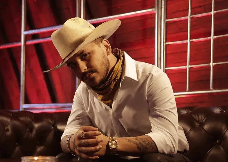 Christian Nodal desata debate por video donde su staff le retira bebidas en pleno show