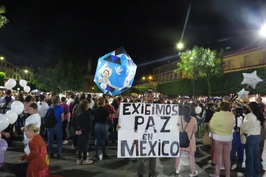 Cientos se congregan en Uruapan para concluir novenario en memoria de Carlos Manzo-1