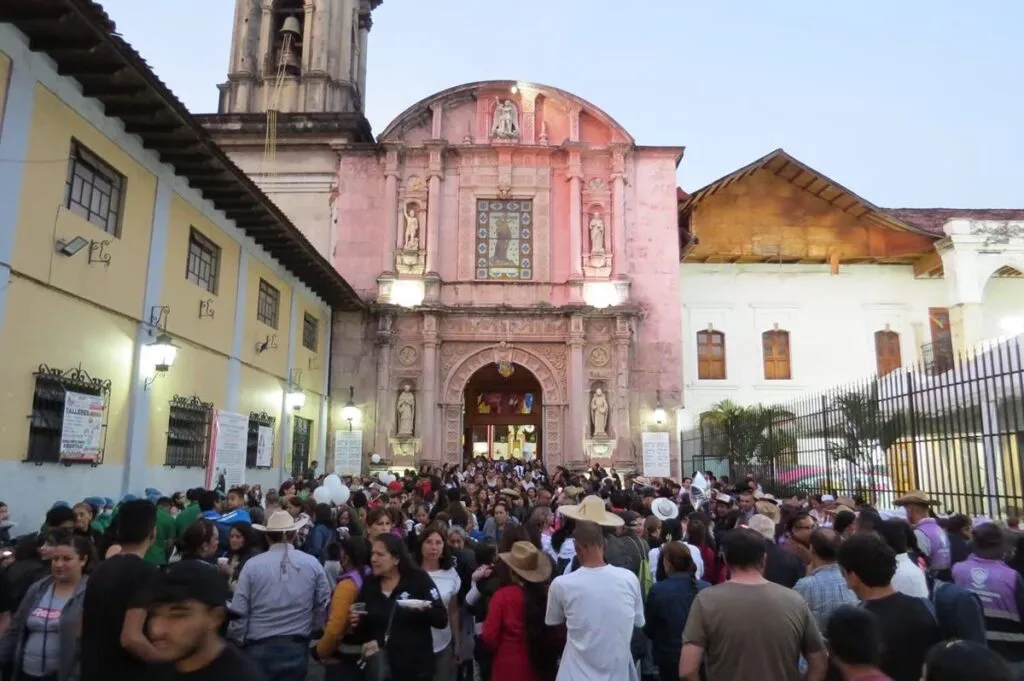 Cientos se congregan en Uruapan para concluir novenario en memoria de Carlos Manzo