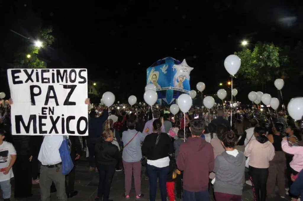 Cientos se congregan en Uruapan para concluir novenario en memoria de Carlos Manzo-2