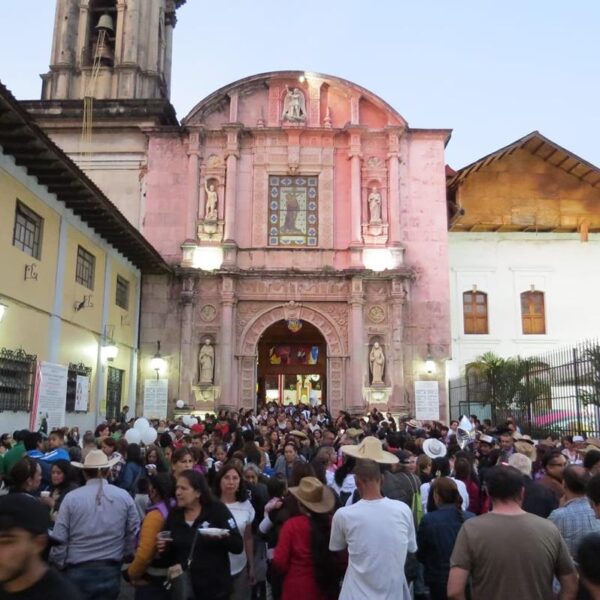 Cientos se congregan en Uruapan para concluir novenario en memoria de Carlos Manzo