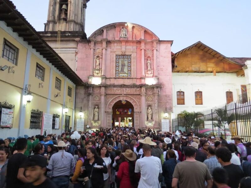 Cientos se congregan en Uruapan para concluir novenario en memoria de Carlos Manzo