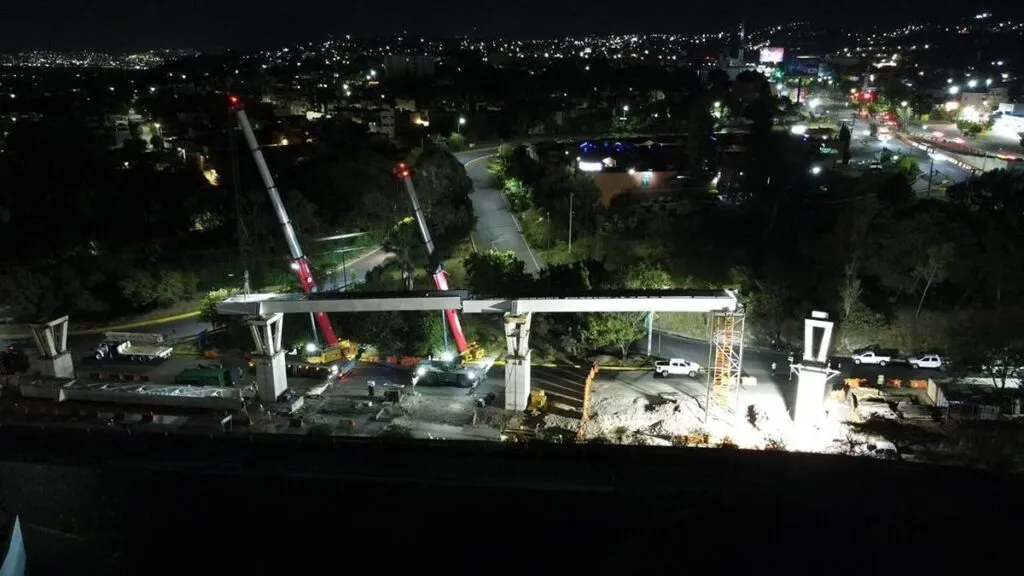 colocan trabe en distribuidor vial de salida a Pátzcuaro