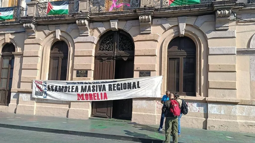 Con toma de presidencias, inicia CNTE Michoacán el paro nacional de labores-1