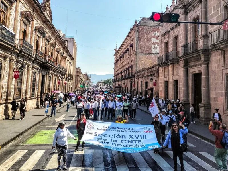 Con toma de presidencias, inicia CNTE Michoacán el paro nacional de labores