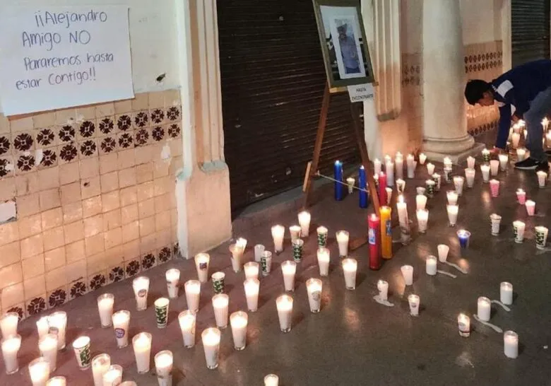 Con veladoras, zinapecuarenses muestran apoyo y exigen localización de Alejandro Correa