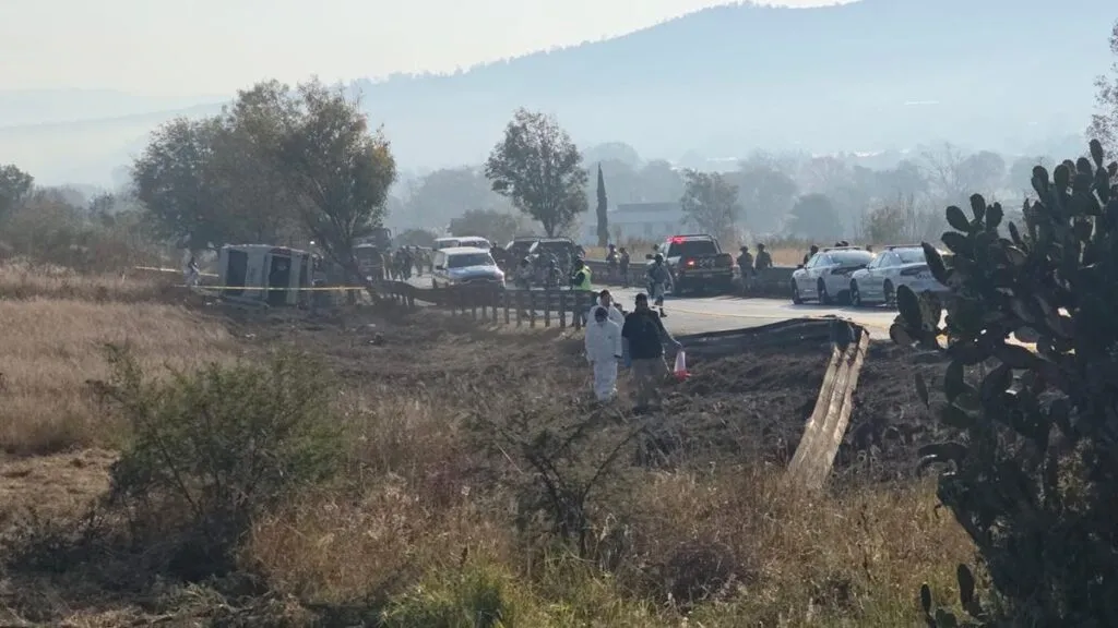 Confirman: una veintena de heridos y 7 fallecidos en accidente de autobús; chofer perdió el control de la unidad-1