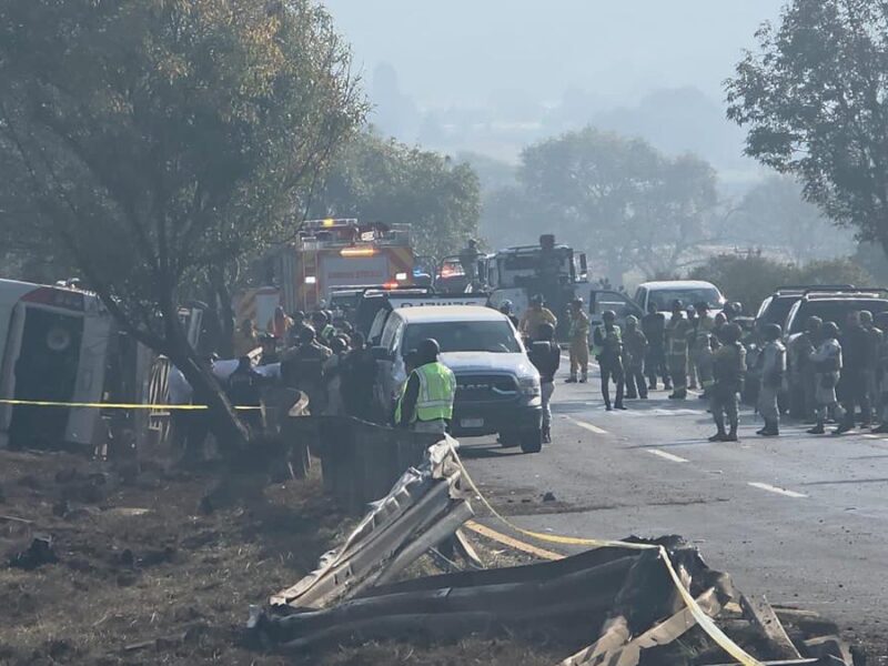 Confirman: Veintena de heridos y 7 fallecidos en volcadura de autobús; chofer perdió el control de la unidad