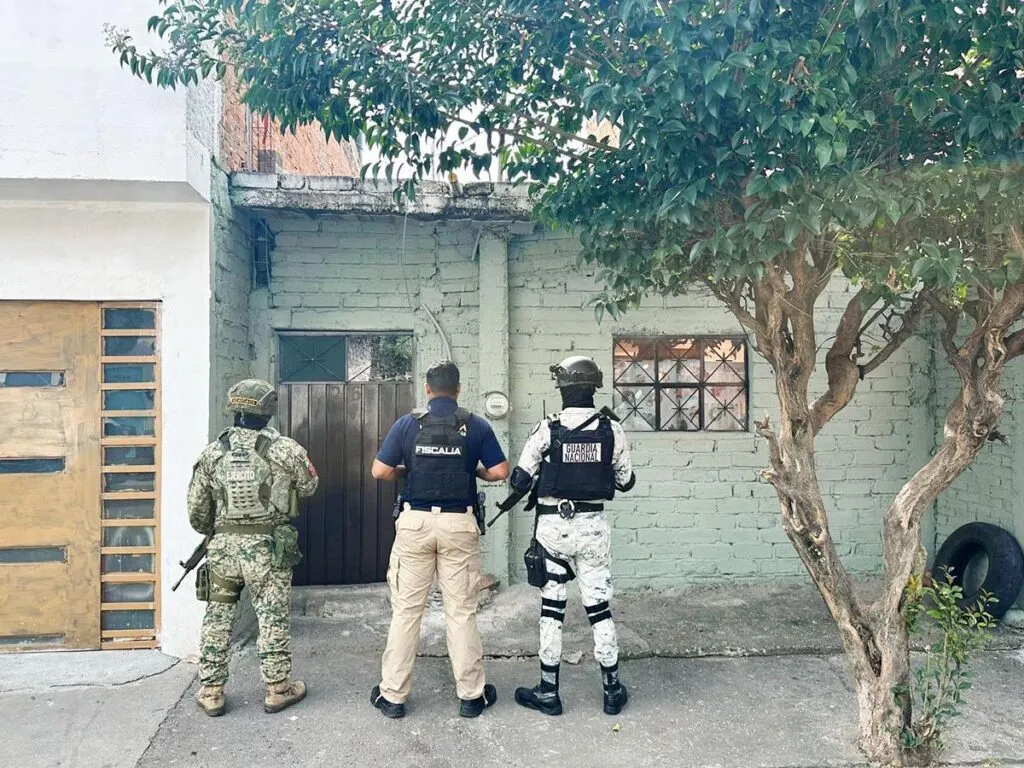 Cumplimenta FGE dos cateos en Morelia; asegura más de mil dosis de metanfetamina y detiene a dos personas-1