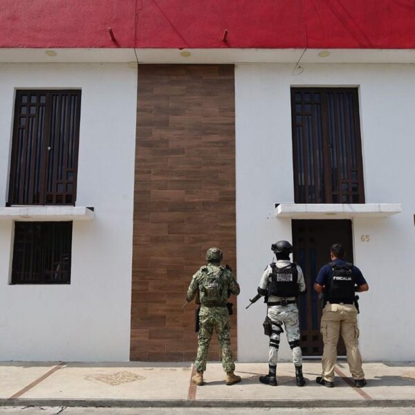 Cumplimenta FGE dos cateos en Morelia; asegura más de mil dosis de metanfetamina y detiene a dos personas