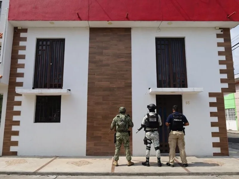 Cumplimenta FGE dos cateos en Morelia; asegura más de mil dosis de metanfetamina y detiene a dos personas