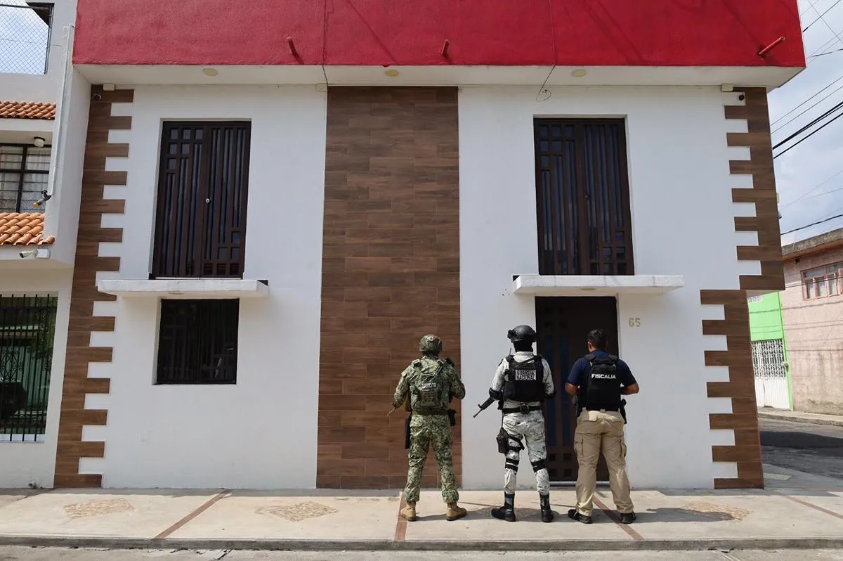 Cumplimenta FGE dos cateos en Morelia; asegura más de mil dosis de metanfetamina y detiene a dos personas