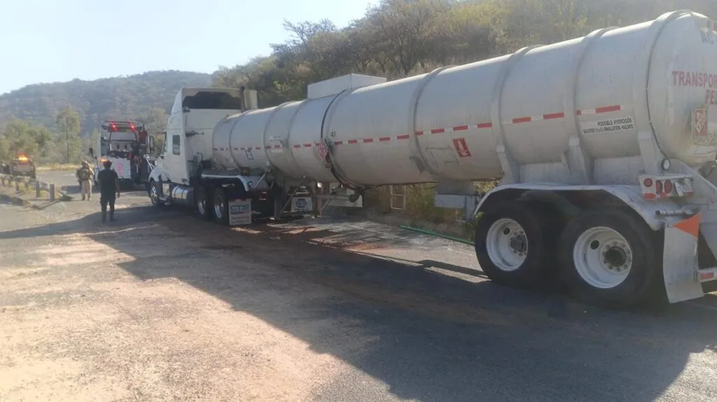 Detenidos dos hombres con más de 15 mil litros de hidrocarburo en una pipa: SSP