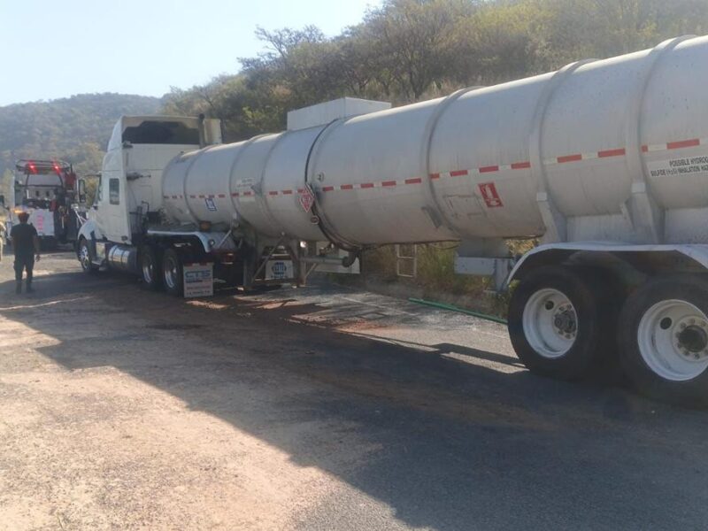 Detenidos dos hombres con más de 15 mil litros de hidrocarburo en una pipa: SSP