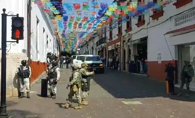 Detienen a siete escoltas de Carlos Manzo