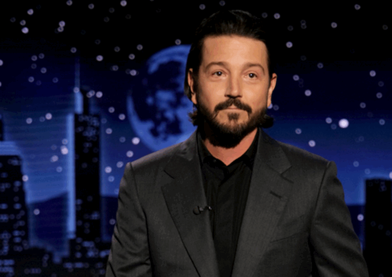 Diego Luna revela cómo terminó conduciendo Jimmy Kimmel Live! y su experiencia con JLo en “El beso de la mujer araña”