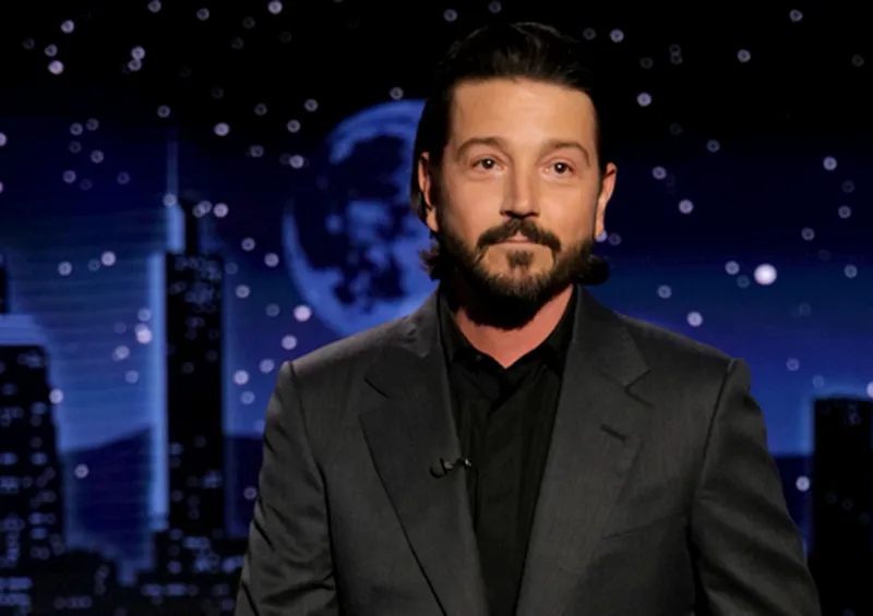 Diego Luna revela cómo terminó conduciendo Jimmy Kimmel Live! y su experiencia con JLo en “El beso de la mujer araña”