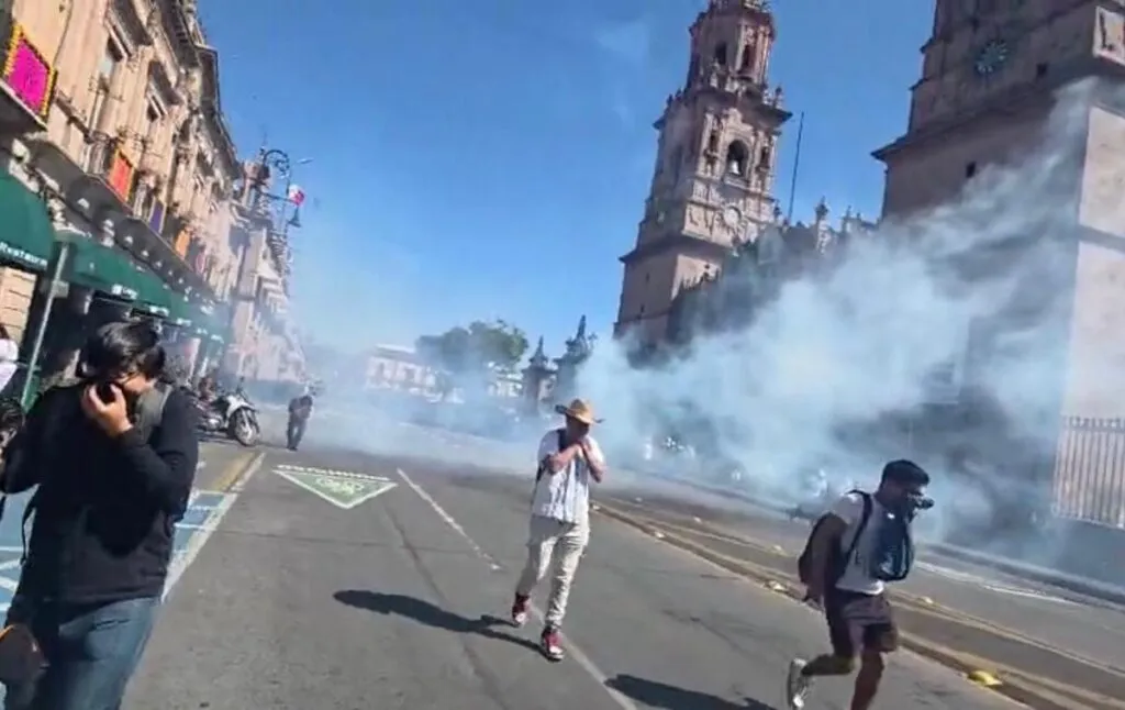 Disturbios en protestas del Centro de Morelia, llevan nuevamente a la violencia