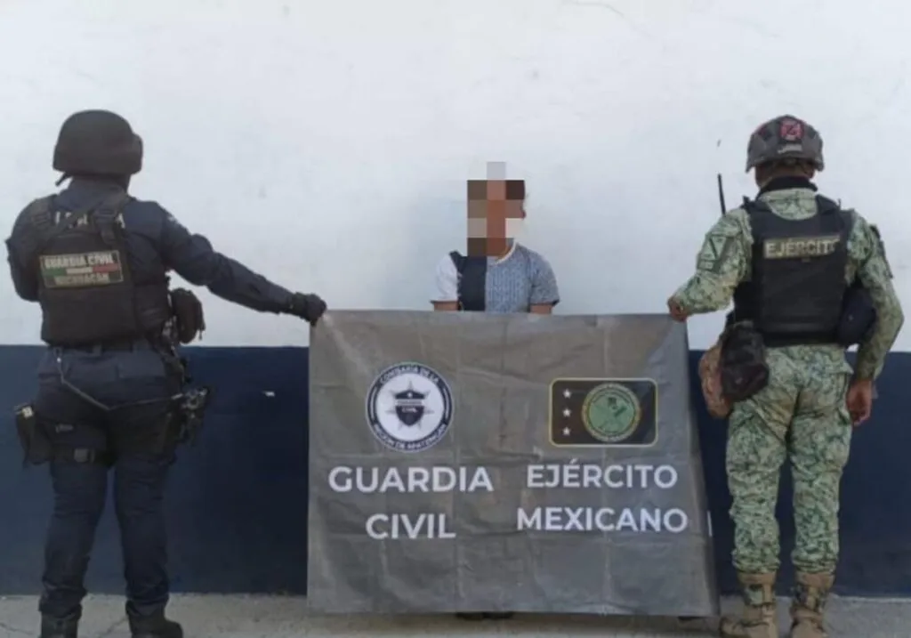 dos hombres son detenidos con arma de fuego y droga en Apatzingán