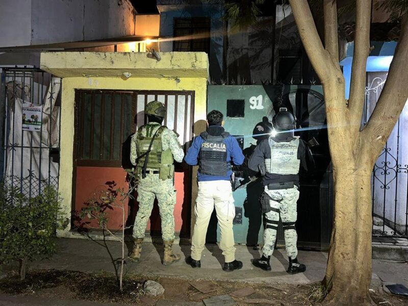 Durante dos cateos en Morelia, FGE asegura 599 dosis de drogas