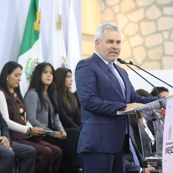 Impulso federal a educación llevará becas a más de 892 mil estudiantes: Bedolla