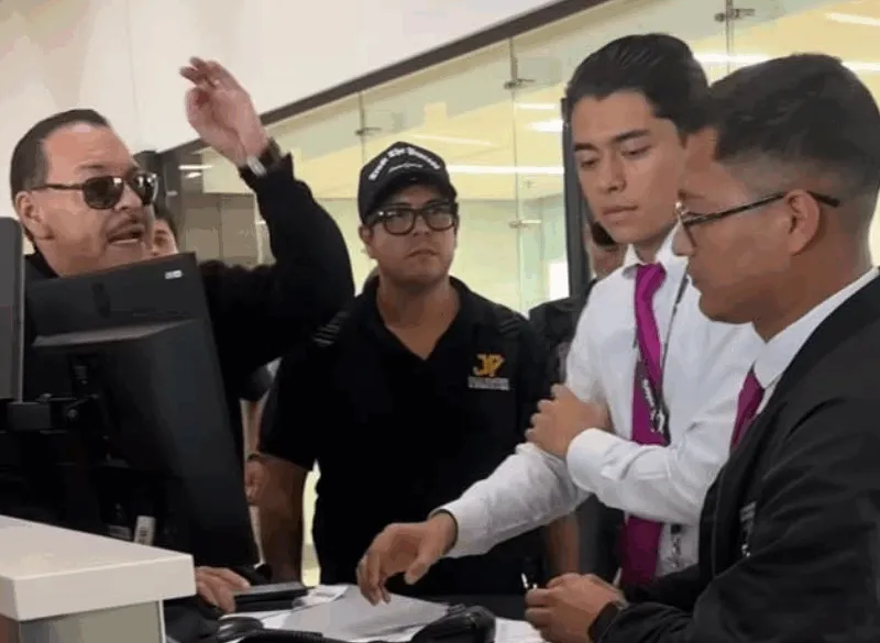 Ejecutiva de aerolínea se disculpa con Julio Preciado tras incidente en aeropuerto de Tijuana