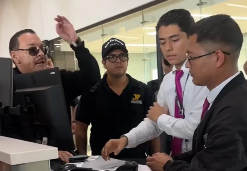 Ejecutiva de aerolínea se disculpa con Julio Preciado tras incidente en aeropuerto de Tijuana
