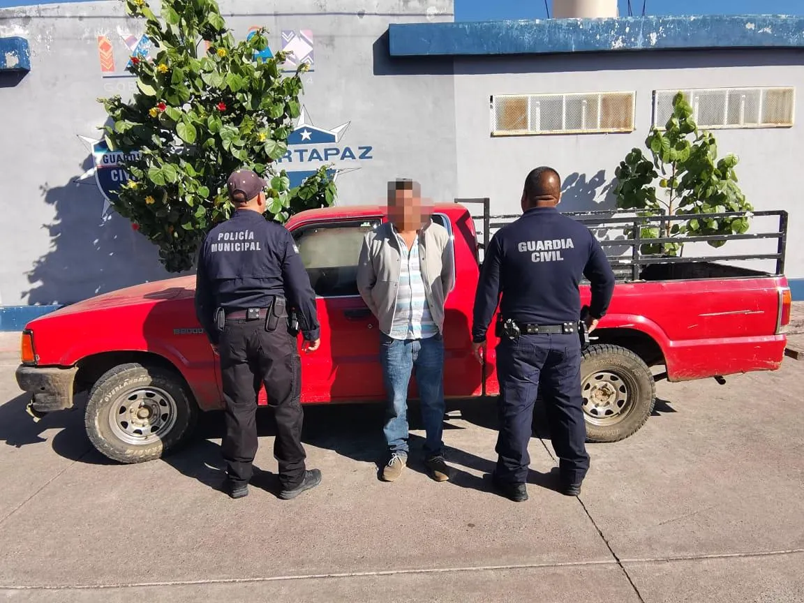 En operativo, SSP Zamora recupera camioneta con reporte de robo y detienen al conductor