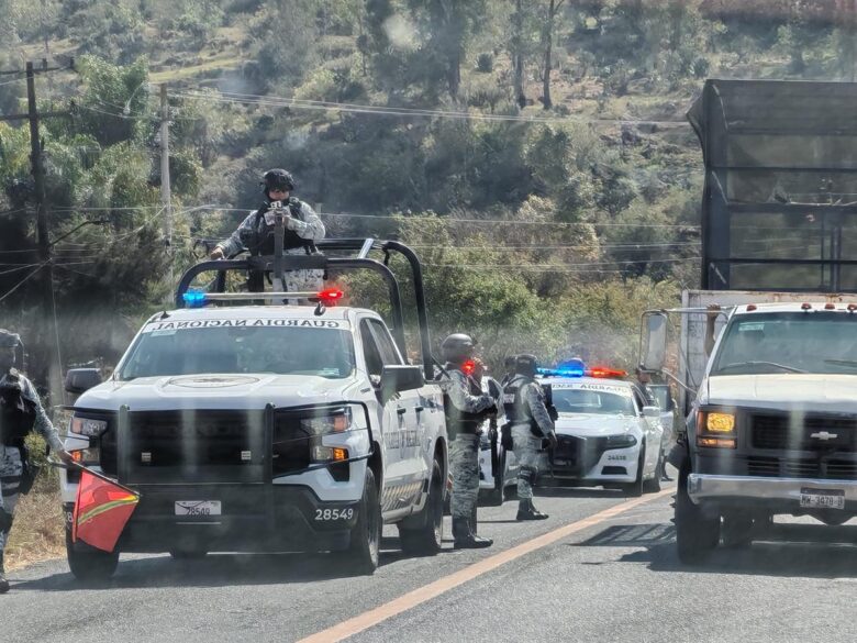 Encapuchados armados, los responsables de la quema de vehículos en carreteras de Michoacán