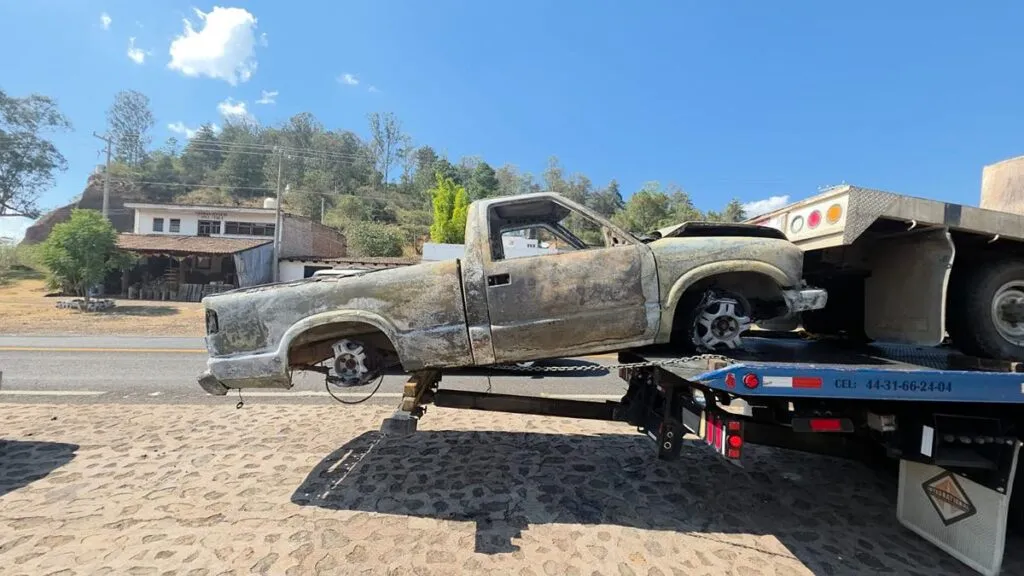 Encapuchados armados responsables de quema de vehículos en carreteras de Michoacán