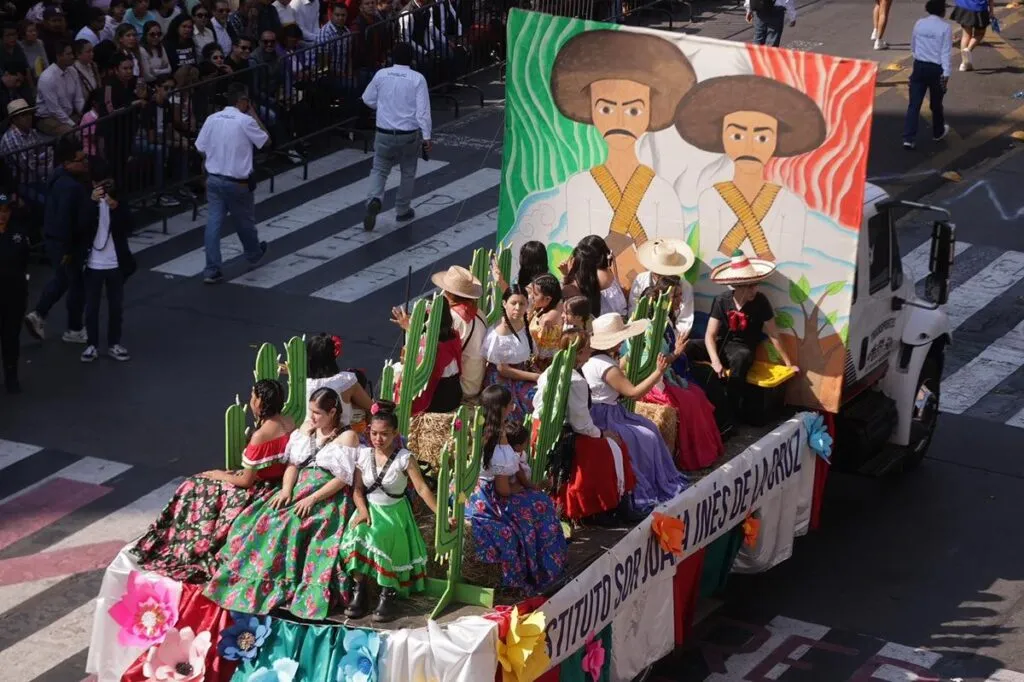 espíritu de la Revolución Mexicana une a miles de familias en desfile cívico-deportivo-1
