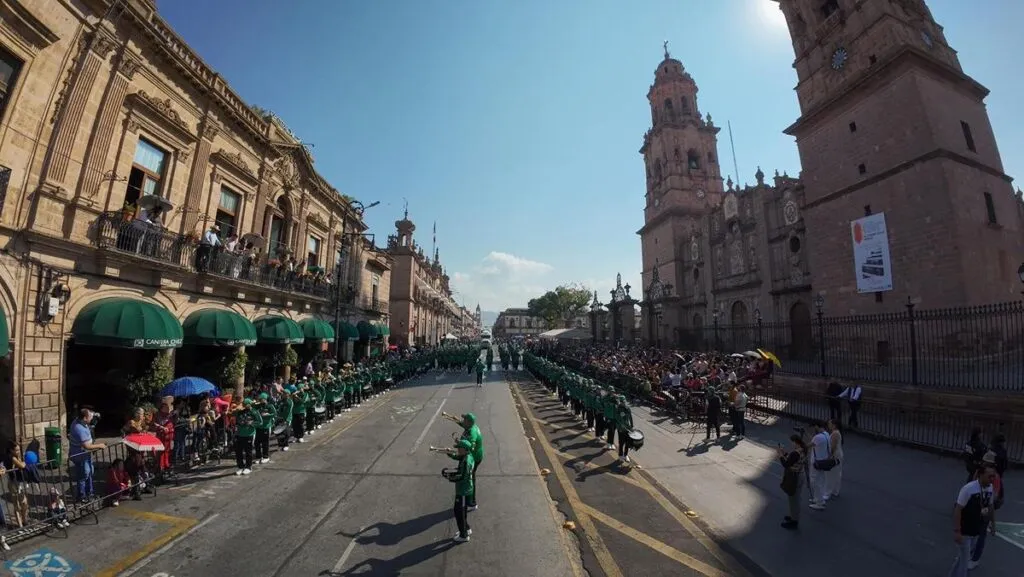 espíritu de la Revolución Mexicana une a miles de familias en desfile cívico-deportivo