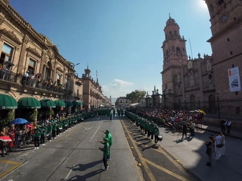 espíritu de la Revolución Mexicana une a miles de familias en desfile cívico-deportivo