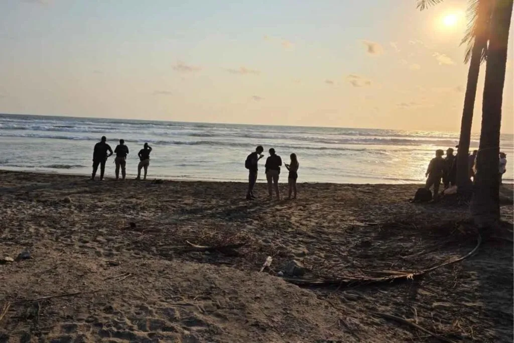 Estudiante del Cetis 34 desaparece en el mar al rescatar a una compañera en Lázaro Cárdenas, Michoacán-1
