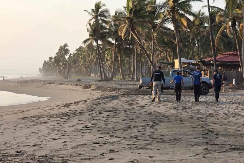 Estudiante del Cetis 34 desaparece en el mar al rescatar a una compañera en Lázaro Cárdenas, Michoacán