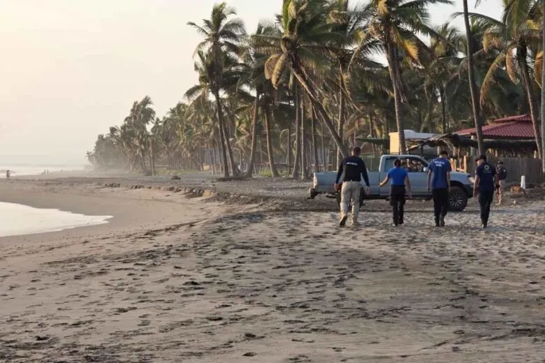 Estudiante del Cetis 34 desaparece en el mar al rescatar a una compañera en Lázaro Cárdenas, Michoacán