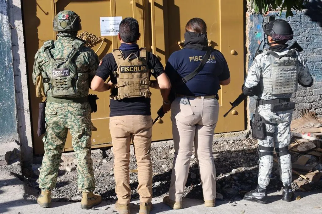 FGE ejecuta cateo en Morelia; aseguradas 450 dosis de metanfetamina y cartuchos útiles