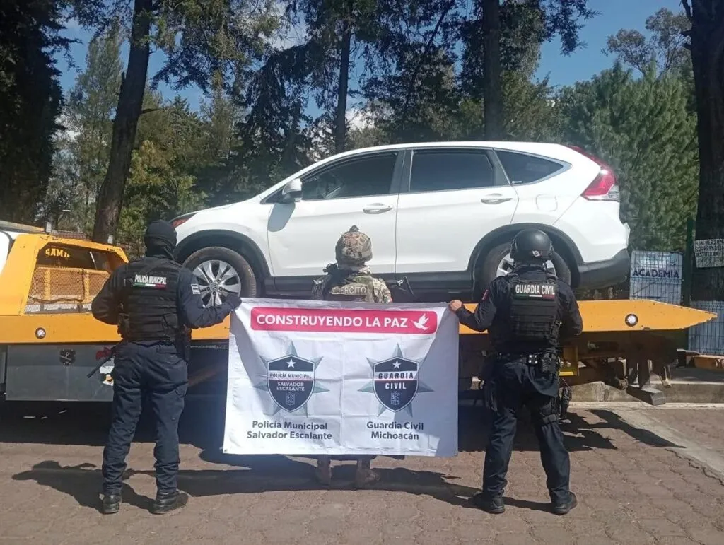 Hallan dos vehículos con reporte de robo en Salvador Escalante, Michoacán