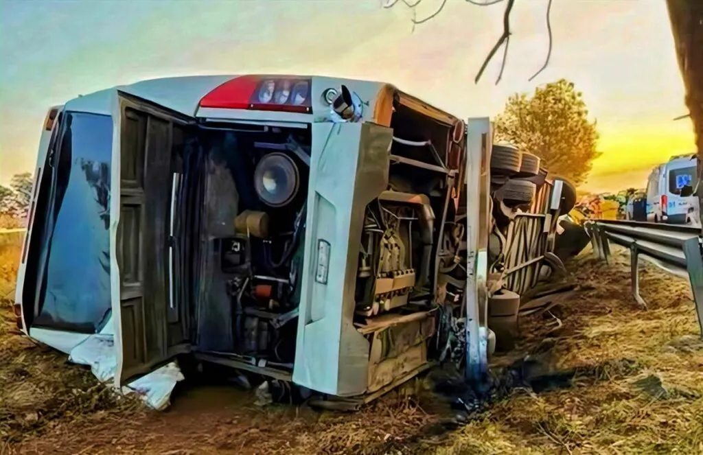 Identifican 20 personas que resultaron heridas en volcadura de autobús en Morelia