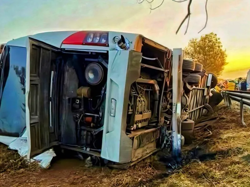 Identifican 20 personas que resultaron heridas en volcadura de autobús en Morelia