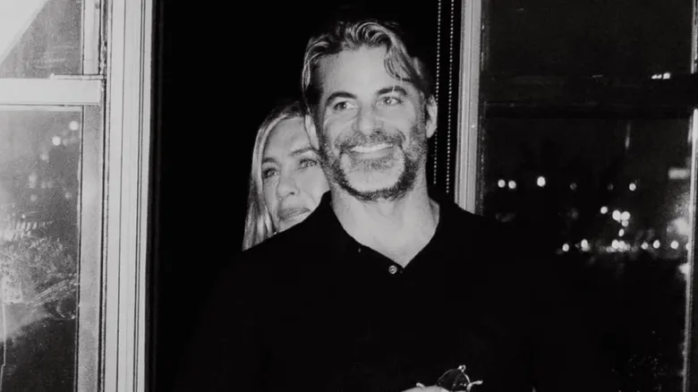 Jennifer Aniston confirma su relación con Jim Curtis en Instagram tras meses de rumores