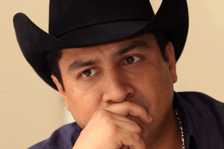 Julión Álvarez pisa celular lanzado por un fan durante concierto en CDMX y desata polémica