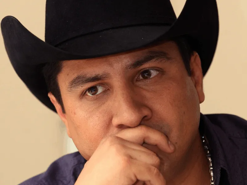 Julión Álvarez pisa celular lanzado por un fan durante concierto en CDMX y desata polémica