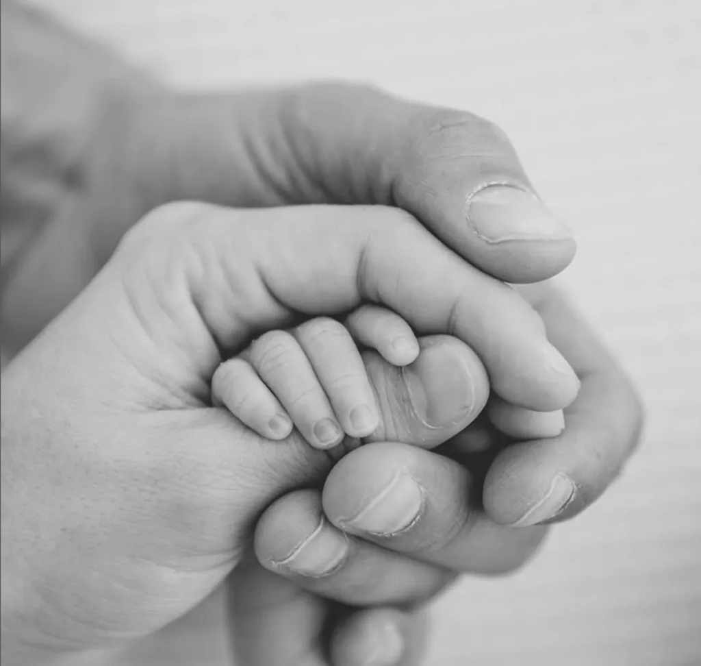 Kristal Cid y Brandon Peniche comparten imagen del nacimiento de Gia