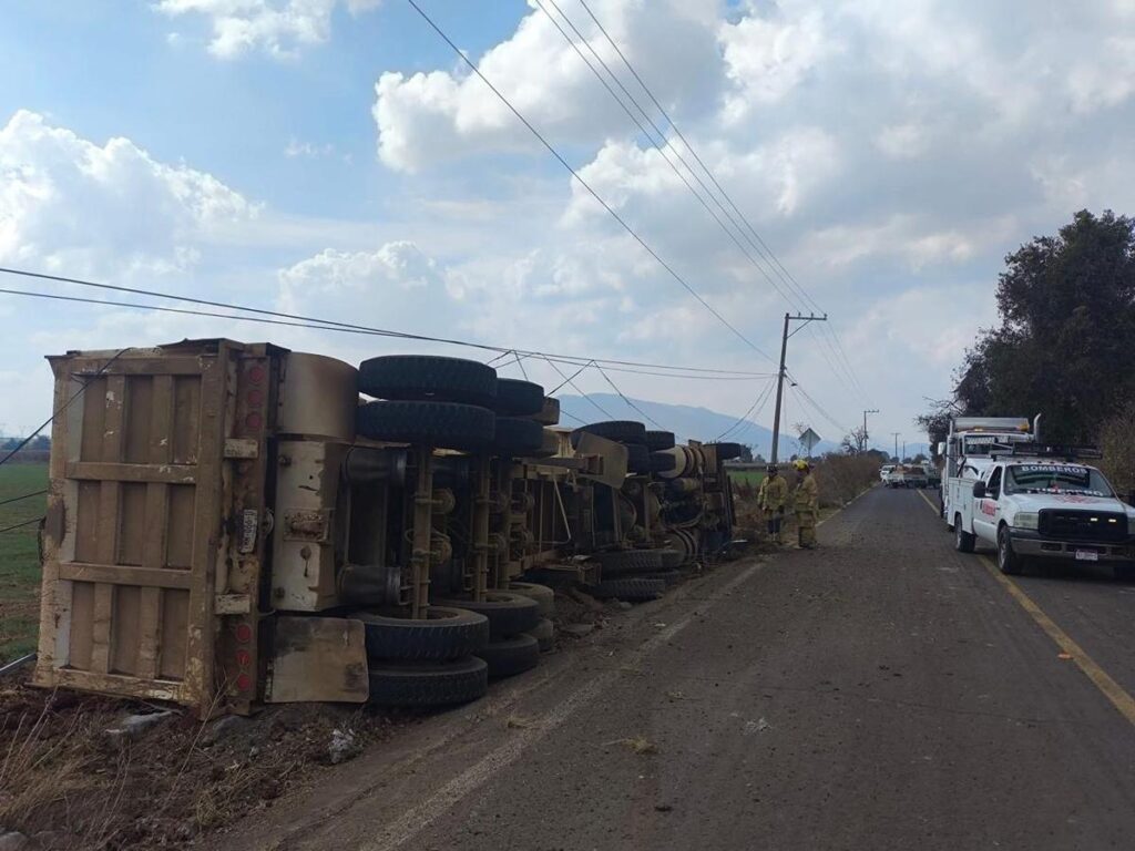 Le gana el peso de la carga y vuelca unidad de transporte; derriba postes de la CFE en Michoacán-2